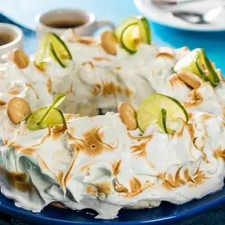 Rosca de Carlota de Limão com Merengue