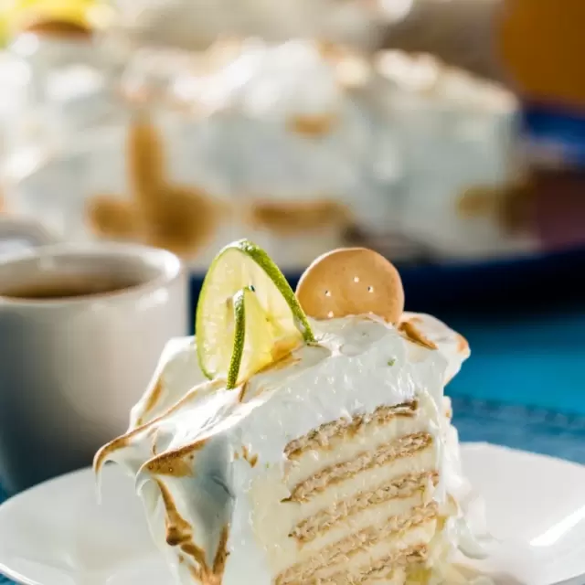 Rosca de Carlota de Limón con Merengue