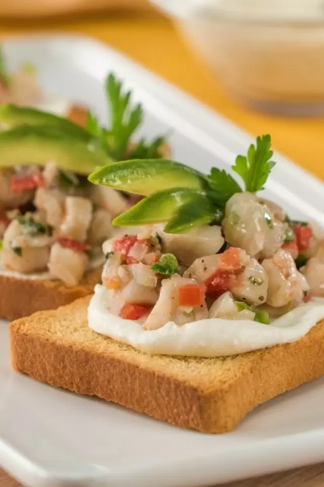 Pan Tostado con Pescado a la Mexicana