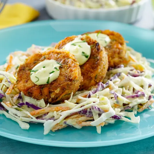 Tortinhas de Salmão com Salada Cremosa de Repolho