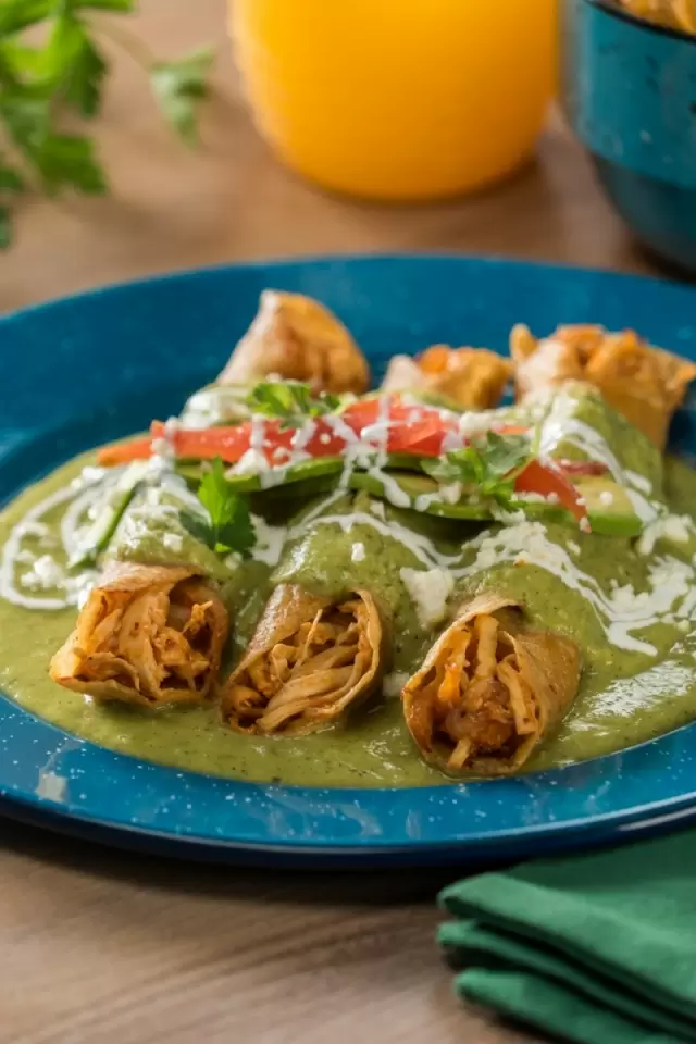 Flautas Ahogadas de Tinga con Salsa de Aguacate