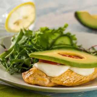 Frango Caprese com Abacate