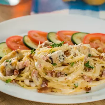 Pasta Alfredo con Pollo y Tocino