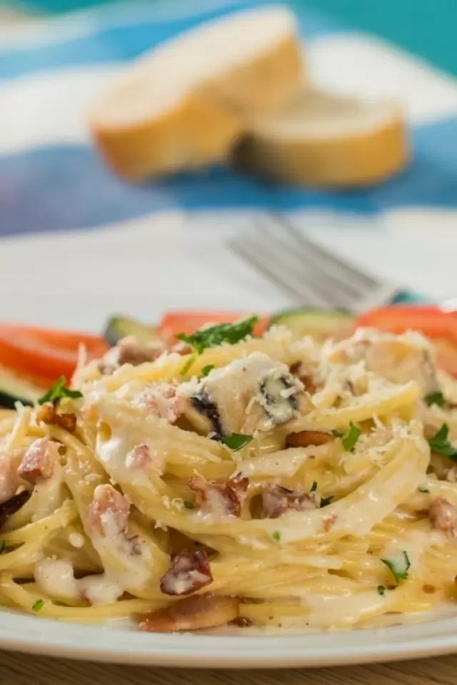 Pasta Alfredo con Pollo y Tocino