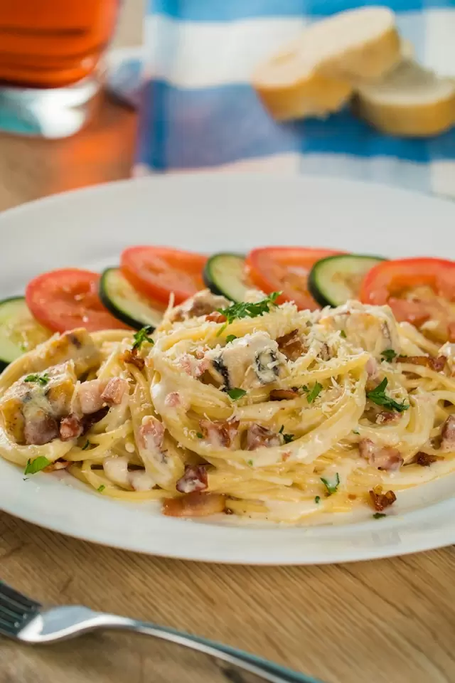 Pasta Alfredo con Pollo y Tocino