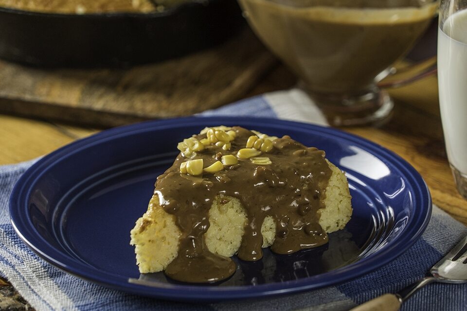 Pan de Elote con Salsa de Glorias