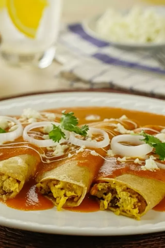 Enchiladas Rojas Rellenas de Huevo