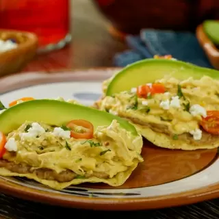 Tostadas de Pollo en Salsa Cremosa de Elote