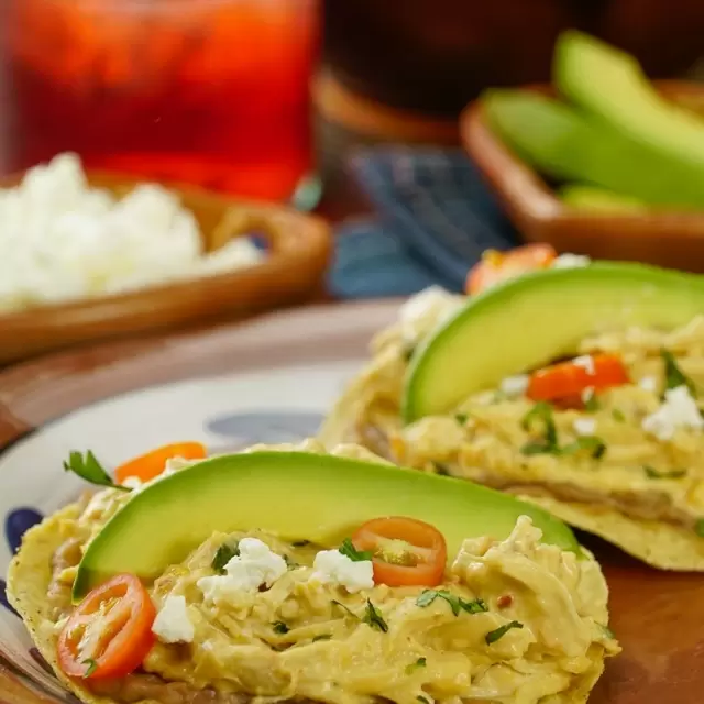 Tostadas de Pollo en Salsa Cremosa de Elote