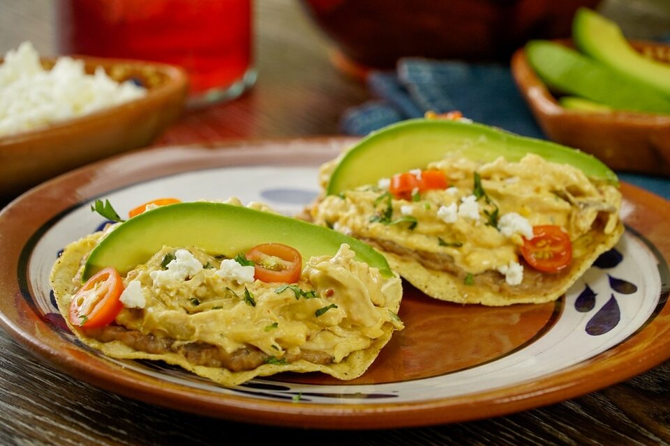 Tostadas de Pollo en Salsa Cremosa de Elote