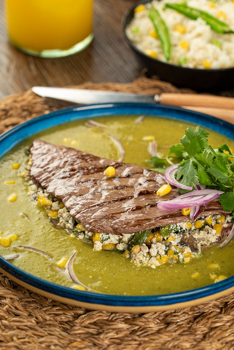 Sábana de Res Rellena de Rajas en Salsa Verde