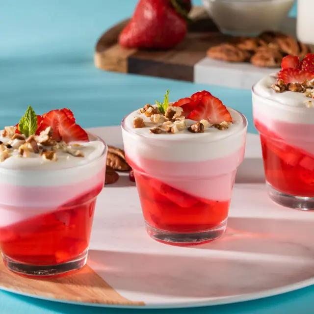 Copinhos de Gelatina de Morango com Iogurte Grego