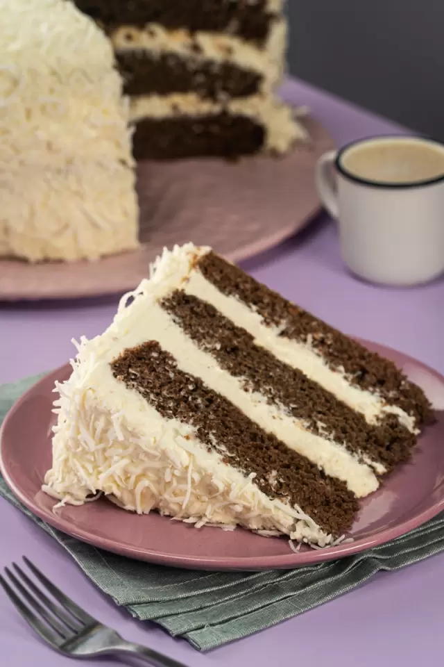 Pastel de Chocolate con Betún de Malvavisco y Coco