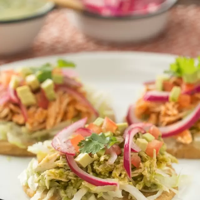 Salbutes de Pollo en Salsa Verde y Roja