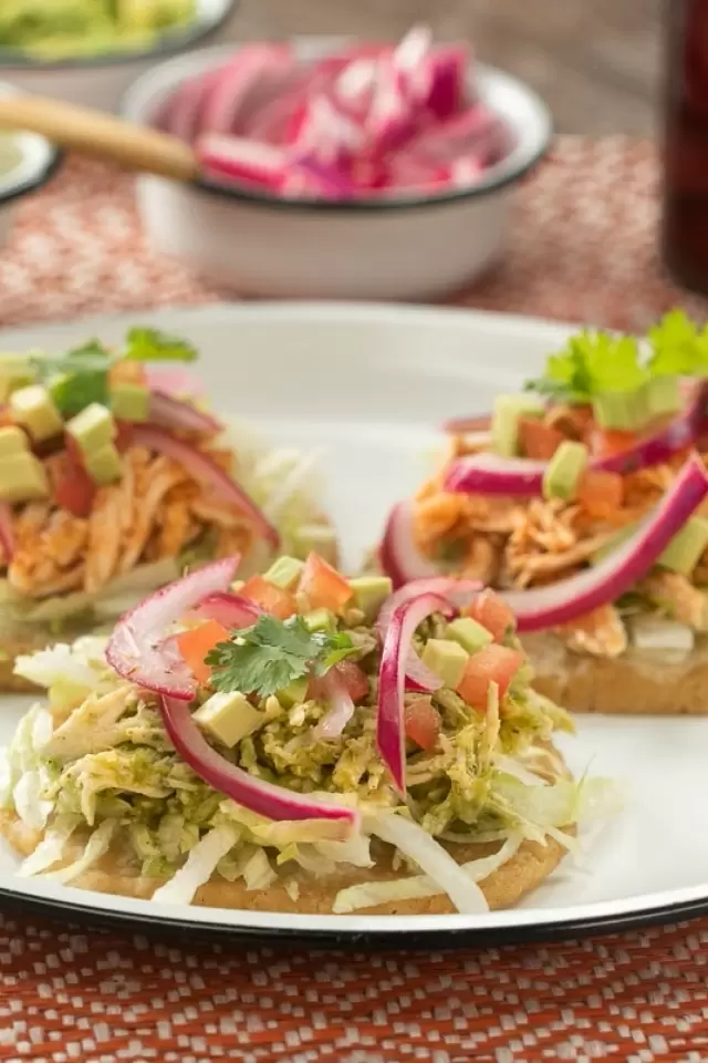 Salbutes de Pollo en Salsa Verde y Roja