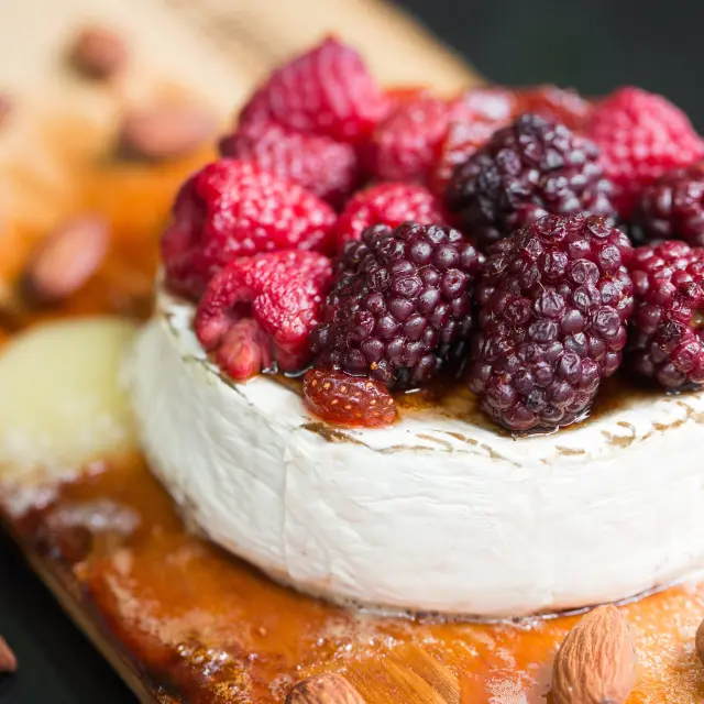 Queijo Brie com Geleia de Frutos Vermelhos