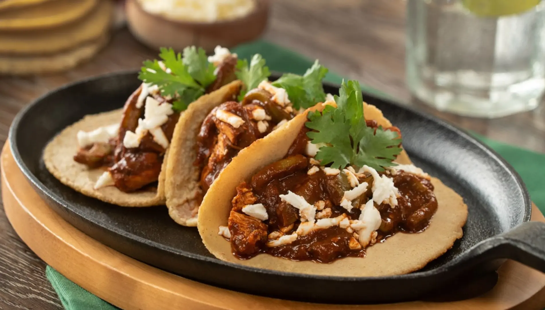Fajitas De Pollo Con Nopales En Salsa Pasilla