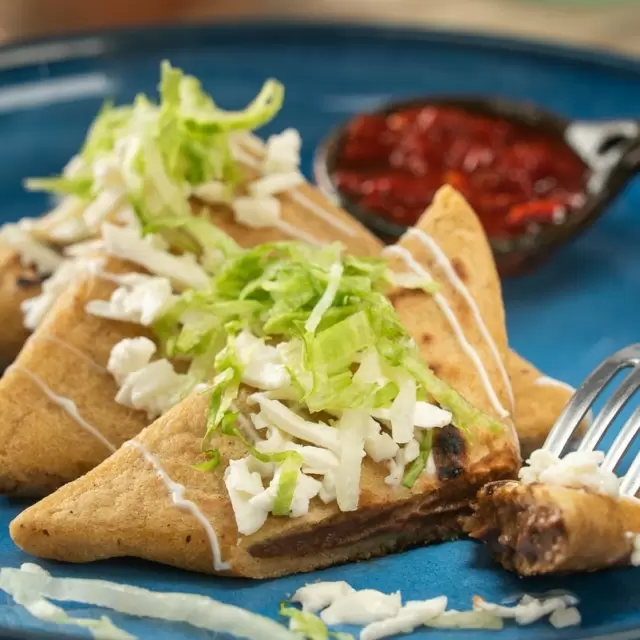 Itacates de Frijol con Hoja de Aguacate