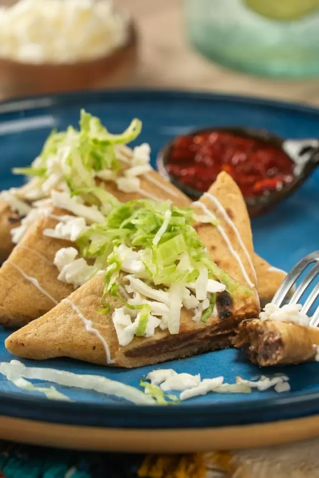 Itacates de Frijol con Hoja de Aguacate