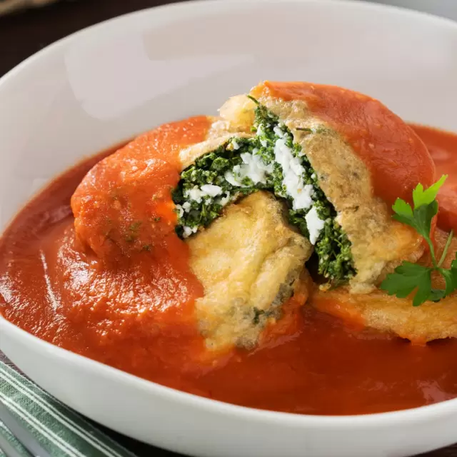 Huauzontles Rellenos de Requesón con Caldillo de Jitomate