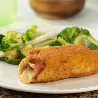 Rolinho de Frango Recheado com Presunto e Queijo