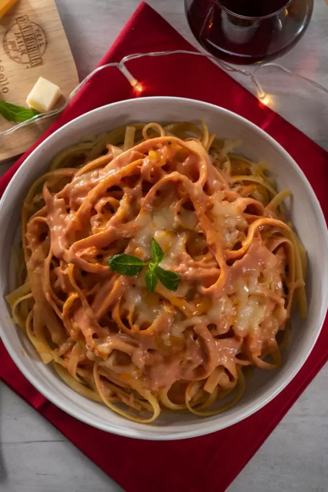 Fetuccini Cremoso con Tomate y Albahaca