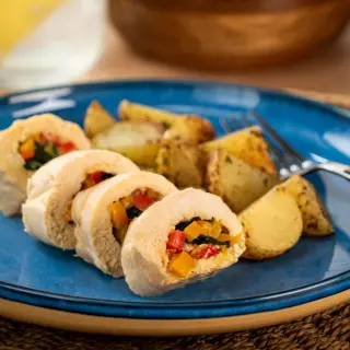 Rolo de Frango Recheado com Espinafre e Queijo