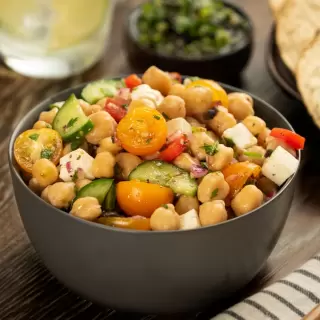 Ensalada Mediterránea de Garbanzos con Chimichurri