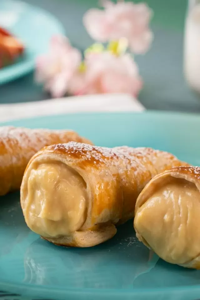 Conos de Hojaldre Rellenos con Crema Pastelera