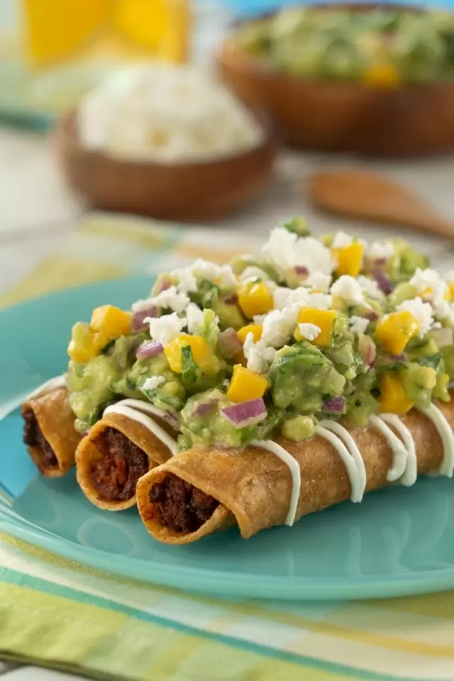 Tacos Dorados de Atún con Guacamole