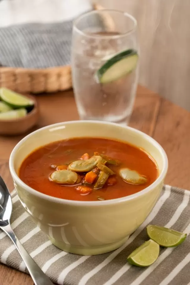 Sopa de Habas con Nopales y Zanahoria