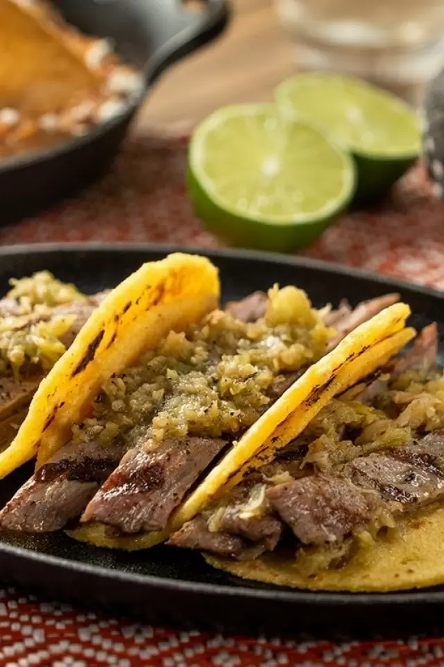 Tacos de Arrachera con Salsa Martajada de Habanero