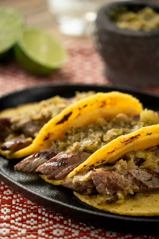 Tacos de Arrachera con Salsa Martajada de Habanero