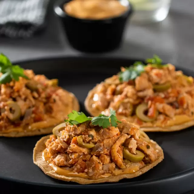 Tostadas de Cazón con Mayonesa Chipotle