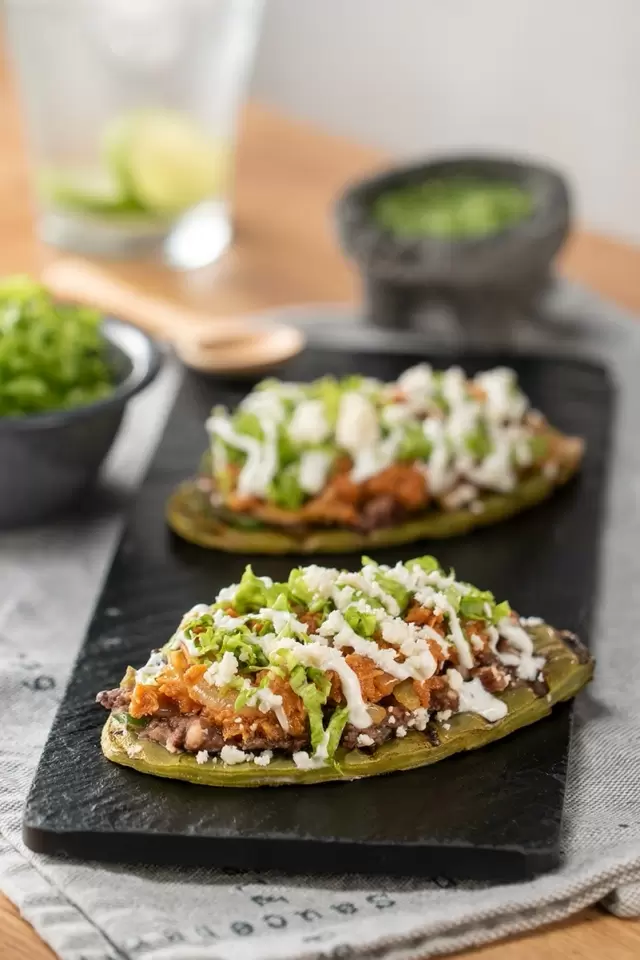 Sopecitos de Nopal con Tinga de Atún