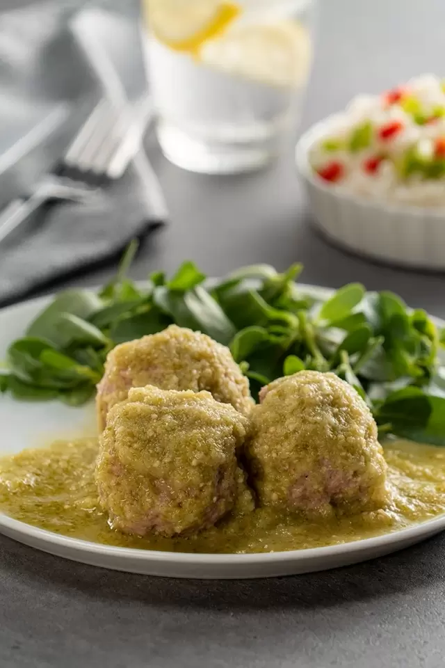 Albóndigas de Res Entomatadas con Verdolagas