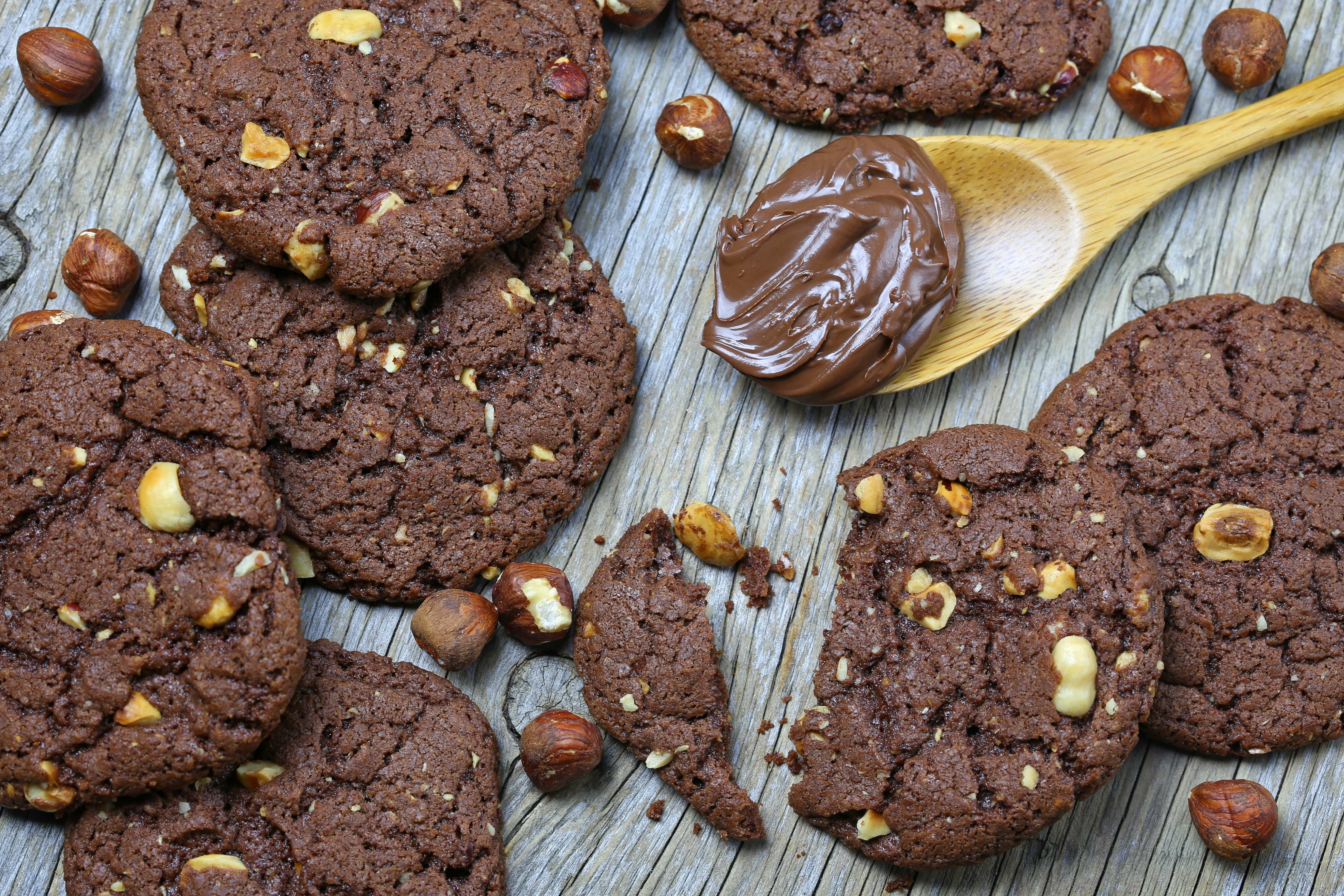 Печенье домашнее какао. Американские кукис шоколадные. Кукис печенье шоколадное. Шоколадное печенье с орехами. Шоколадно ореховое печенье.