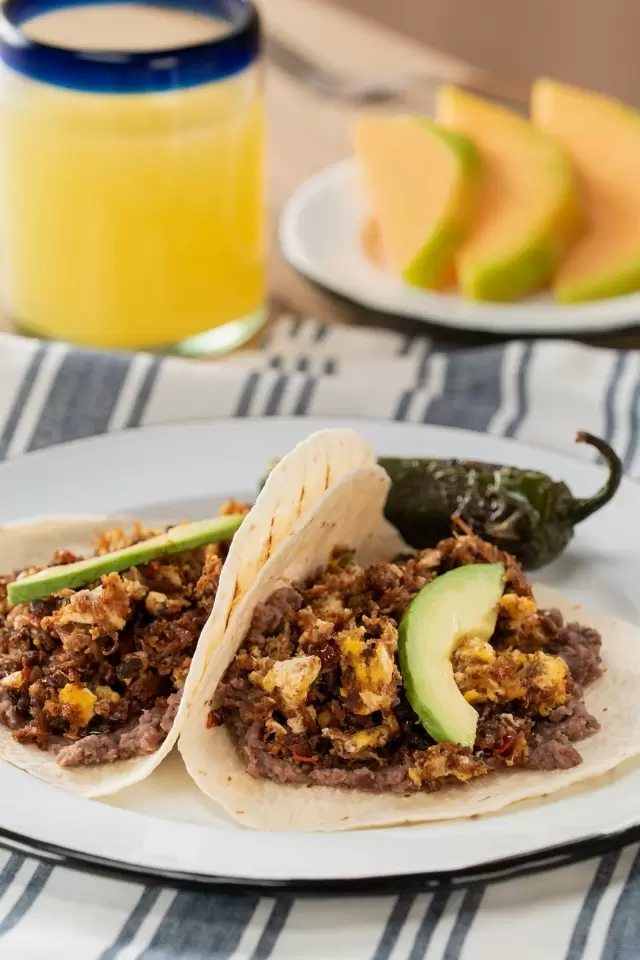 Tacos de machaca con huevo