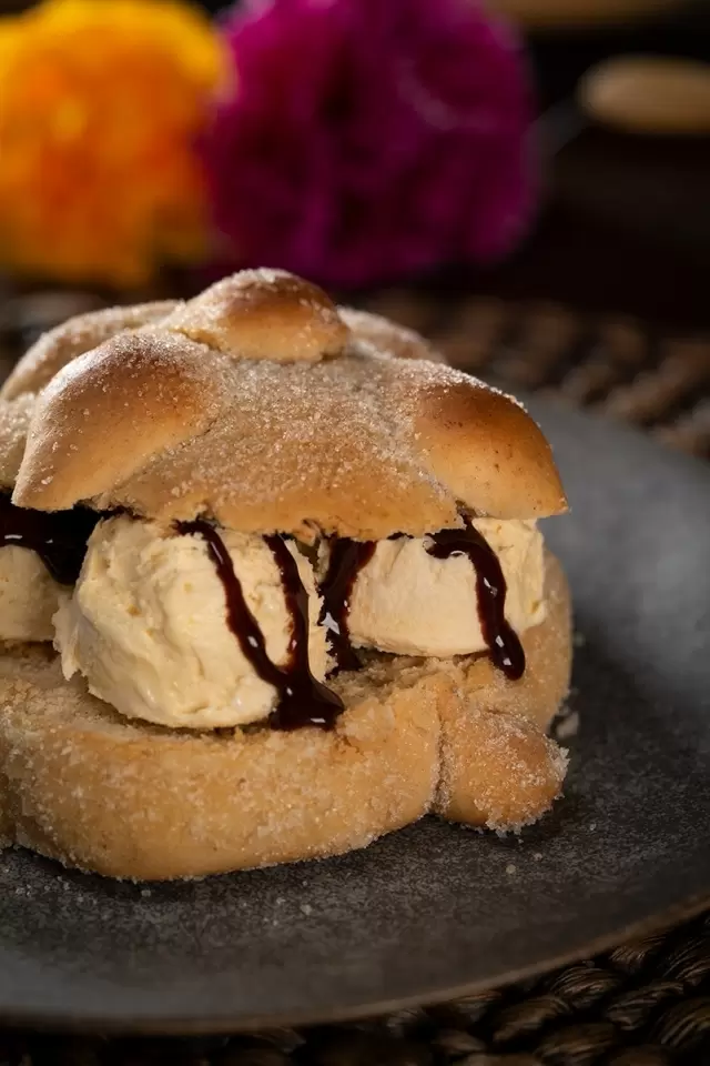 Cómo hacer Pan de Muerto Relleno de Helado de Vainilla