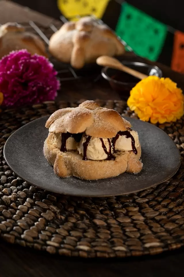 Cómo hacer Pan de Muerto Relleno de Helado de Vainilla