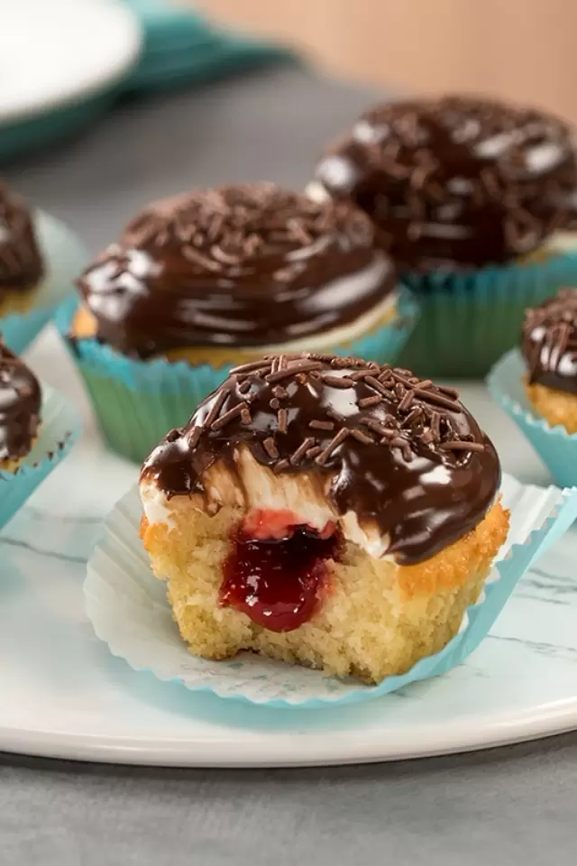 Cupcakes de Chocolate Rellenos de Fresa