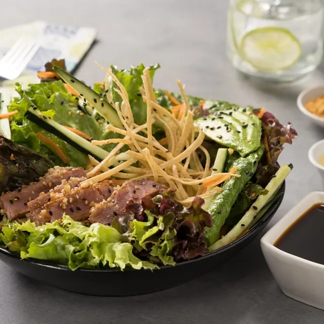 Salada de Atum com Crosta de Amendoim