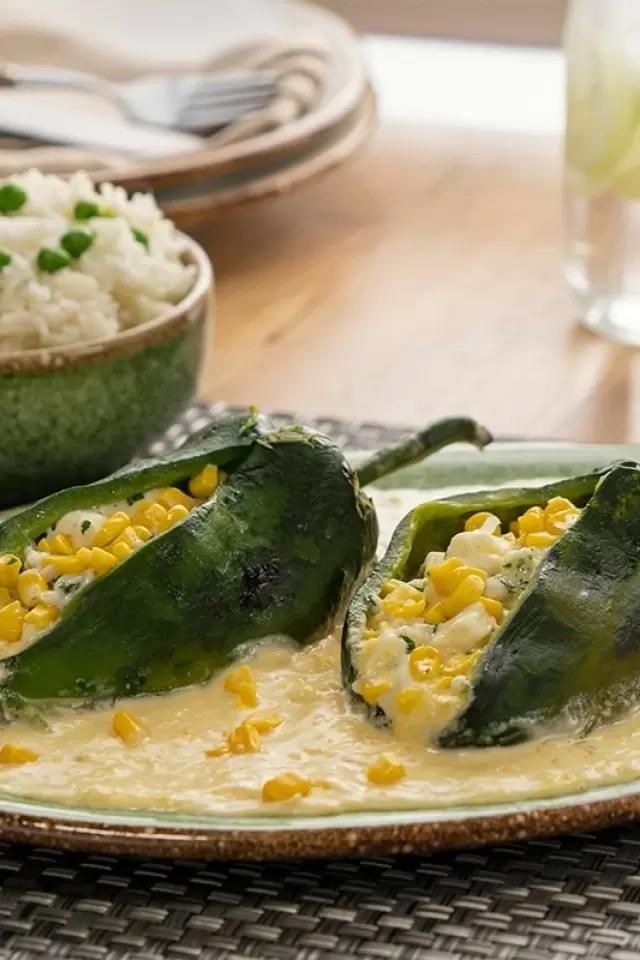 Chile Relleno de Queso con Elote