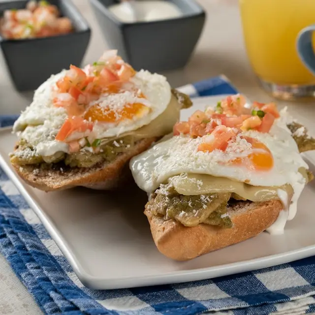 Molletes de Chilaquiles com Ovo Estrelado