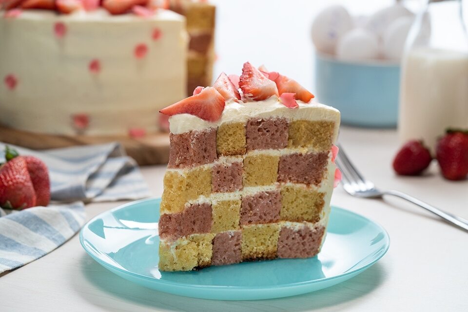 Pastel Dominó de Fresas con Crema