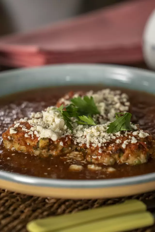 Tortitas de Pollo en Salsa Cascabel