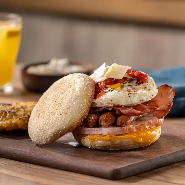Sanduíche de Linguiça e Bacon