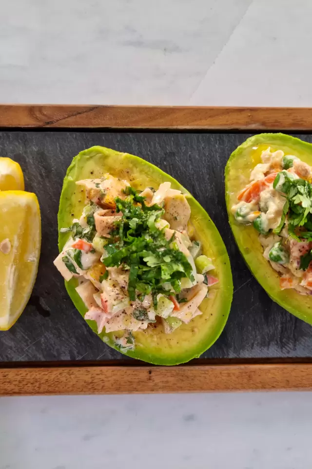 Aguacate Relleno de Surimi de Cangrejo