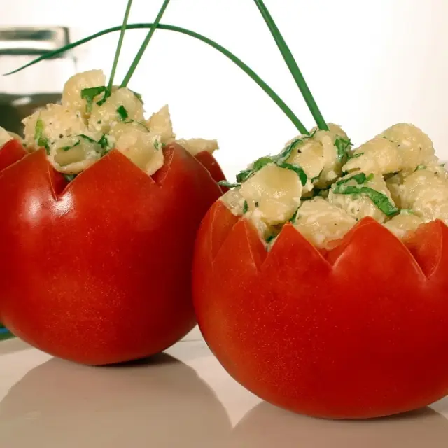 Jitomates Rellenos de Pasta