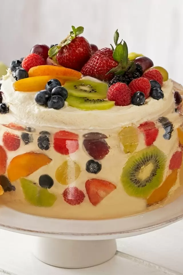 Vanilla cake with whipped cream and fresh fruit frosting - Recipe Petitchef